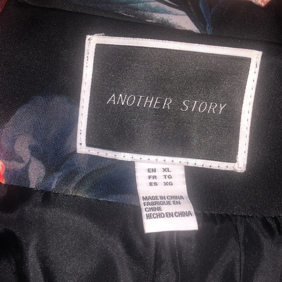 Absolutely gorgeous blazer. Size fit to L. Silk feeling - Picture 10 of 15